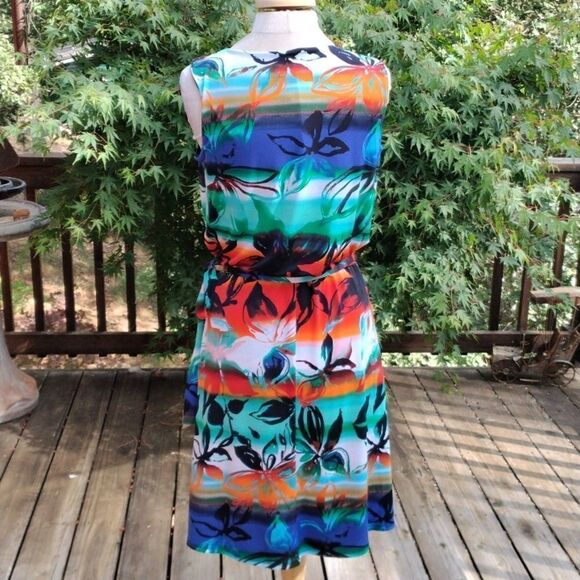 En Focus Petite Tropical Inspired Dress - Picture 5 of 11